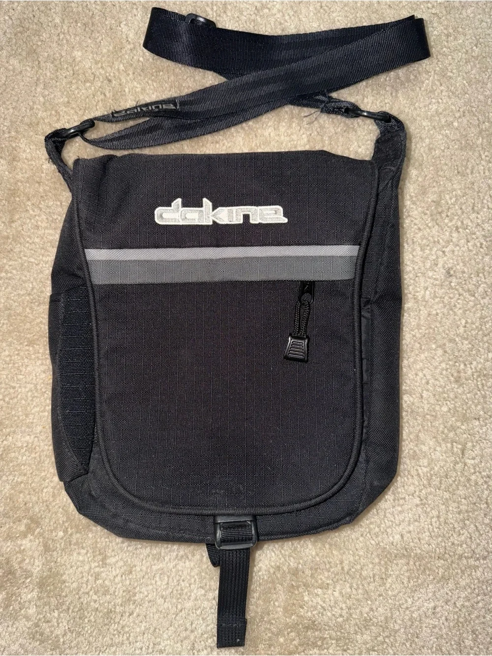 Dakine Black Gray Adjustable Crossbody Shoulder Messenger Bag Pockets Buckle